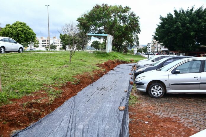 Continuam obras de novas calçadas no Guará, com emenda de Delmasso