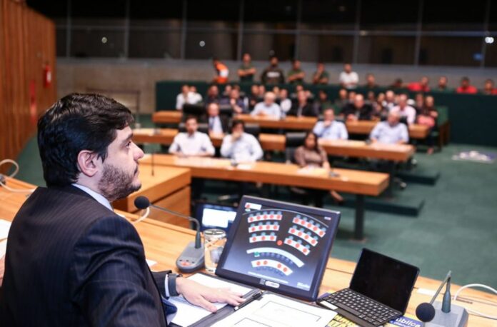 Debate sobre a Reforma Tributária com o setor atacadista lota plenário da CLDF