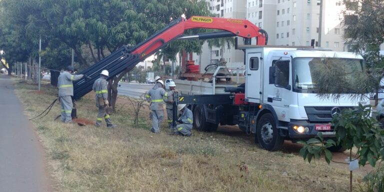 Continuam obras de iluminação no Guará, com emenda de Delmasso