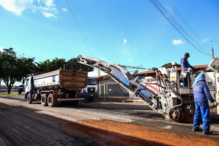 Começa obra de recapeamento asfáltico na QE 13 do Guará, através de emenda de Delmasso