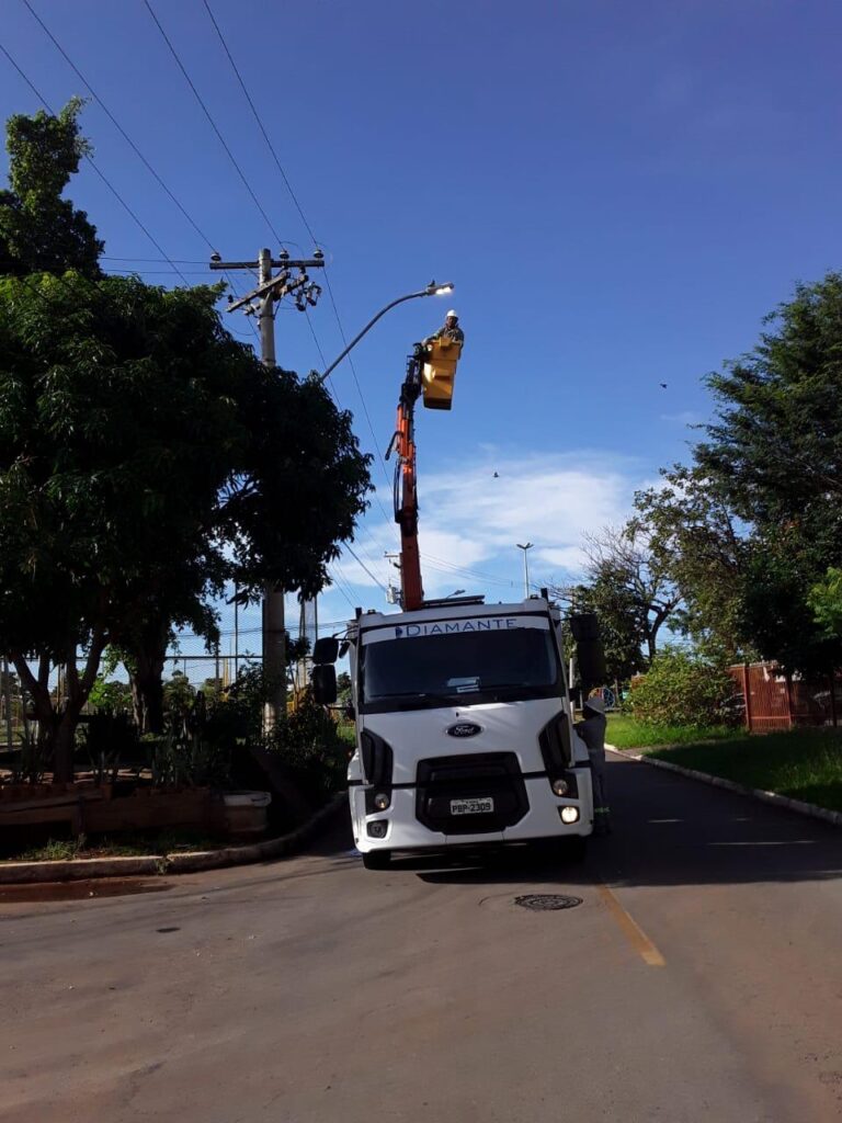 CEB inicia troca da iluminação no Lúcio Costa, executando emenda de Delmasso