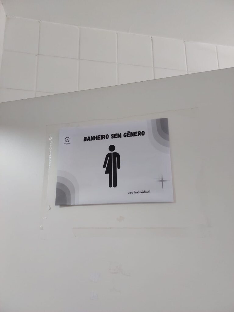 Pais denunciam placa de banheiro sem gênero em Adolescentro 