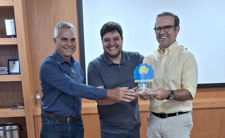 o Secretário da Família e Juventude (SEFJ), Rodrigo Delmasso, entregou troféus à empresa Brasal Veículos, que foi contemplada com o Selo Empresa Parceira da Juventude.