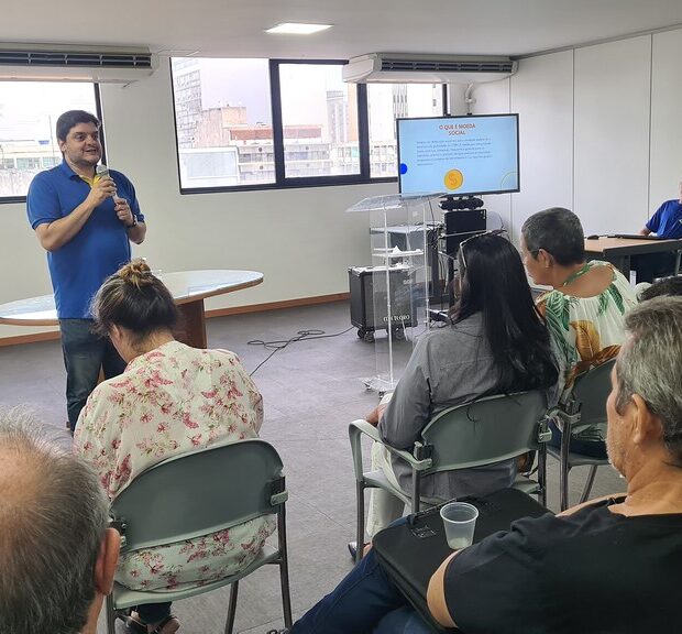 O pastor Jair Vieira, de uma igreja evangélica em Santa Maria, recebeu o certificado no ano passado. “Este certificado é muito importante para nós, que buscamos a regularização. A Secretaria da Família e Juventude esclareceu todas as nossas dúvidas. Foram muito atenciosos e prestativos. Isso transmite uma segurança para as famílias. Estou muito satisfeito e feliz com essa postura da secretaria”, disse. Além do suporte, a secretaria promoveu, nos últimos anos, oficinas de capacitação em Moeda Social, um instrumento oferecido pelo governo que pode ser escolhido pelas entidades durante o processo de regularização das áreas públicas, quando elas optam em retribuir ao governo o pagamento da ocupação da área pública em prestação de serviços gratuitos para a comunidade onde atuam. O Capacita Entidades é outro projeto de capacitação dos dirigentes sobre os processos de regularização fundiária, com data marcada para a primeira edição presencial em 30 de outubro, às 14h30, no auditório da SEFJ-DF, onde serão promovidos cursos, oficinas e workshops com enfoque na qualificação dos gestores das entidades. *Com informações da Secretaria da Família e Juventude (SEFJ-DF)